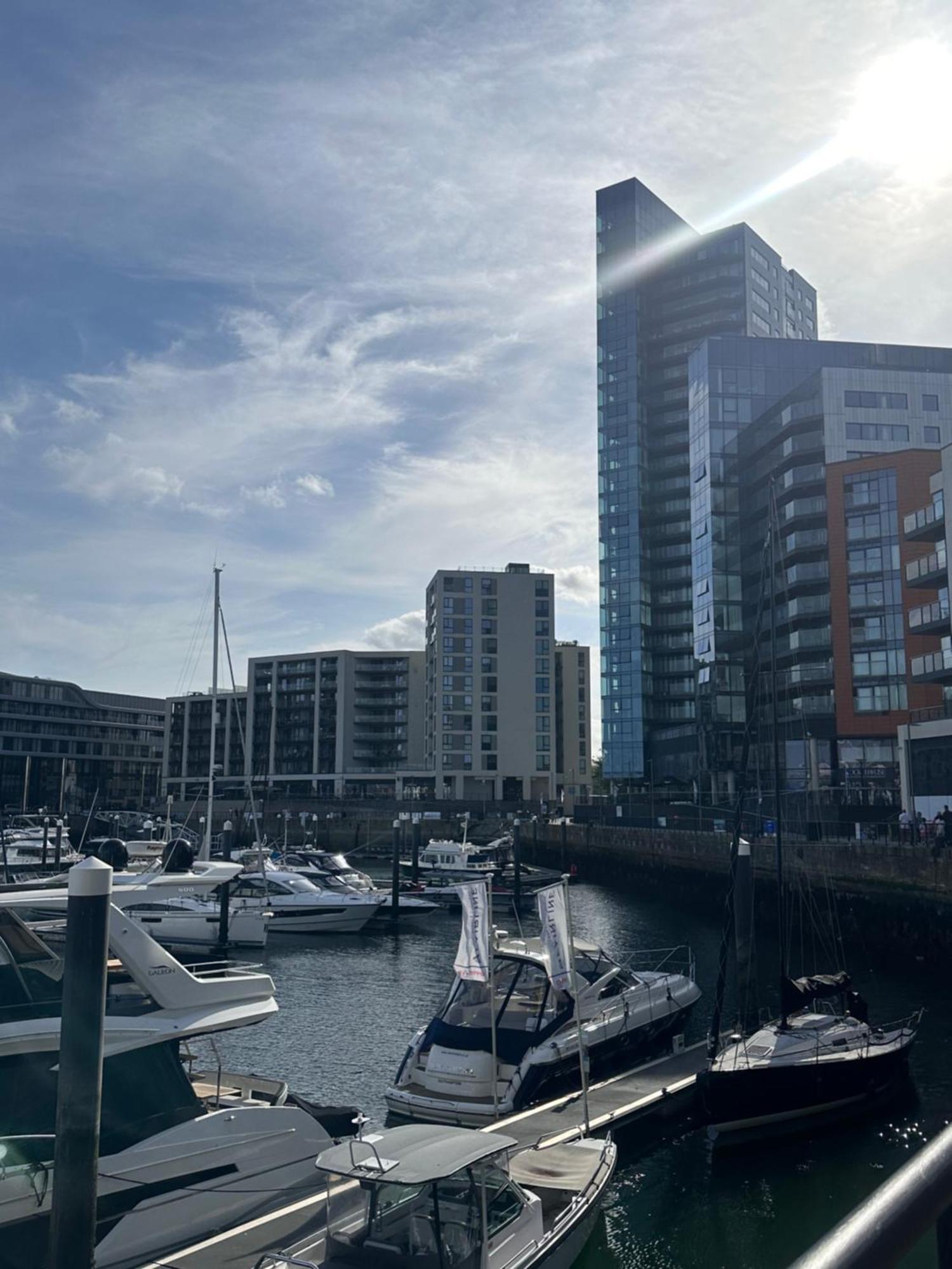 Ocean Village Marina 2 Bedroom Apartment With Balcony! Southampton Exteriör bild