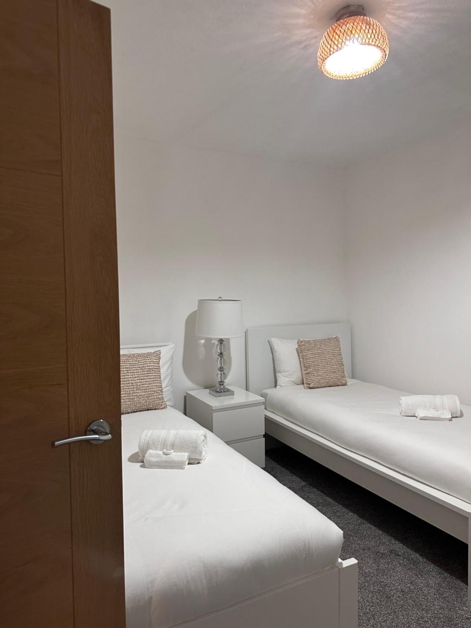 Ocean Village Marina 2 Bedroom Apartment With Balcony! Southampton Exteriör bild